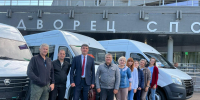 Губернатор Красноярского края Котюкова М.М. вручил заместителю Главы Абанского района по общественно-политической работе Гринкевичу Ю.С. ключи от нового микроавтобуса для спортивной школы "Лидер" - Абанский район